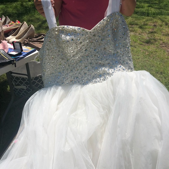 Prom dresses. - Picture 1 of 3